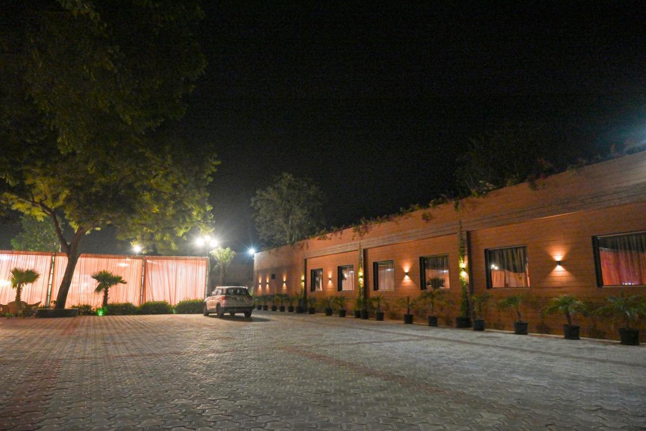 Md Farms And Resorts Mathura Esterno foto