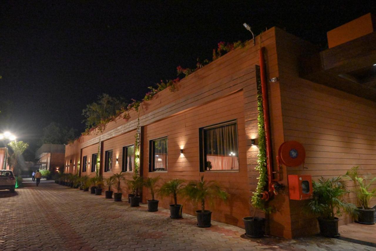 Md Farms And Resorts Mathura Esterno foto