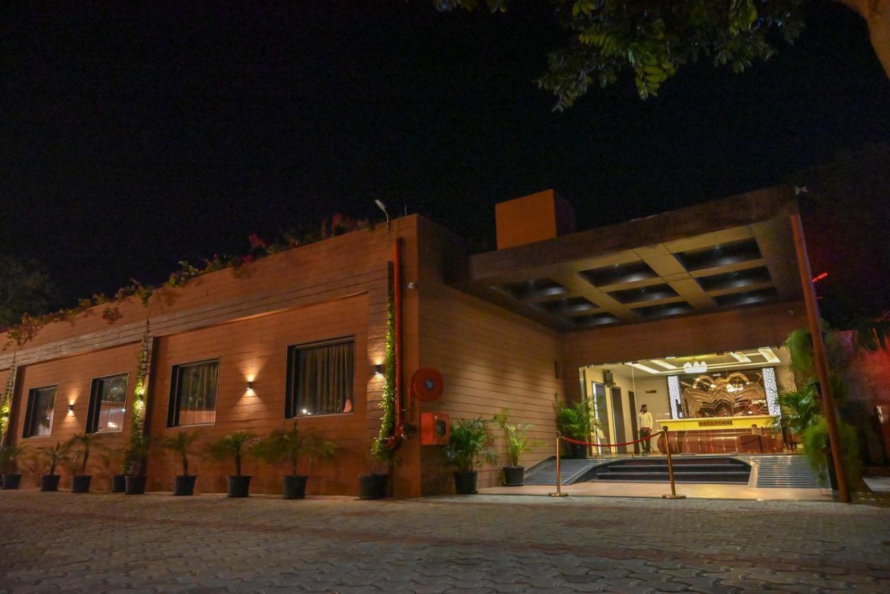 Md Farms And Resorts Mathura Esterno foto